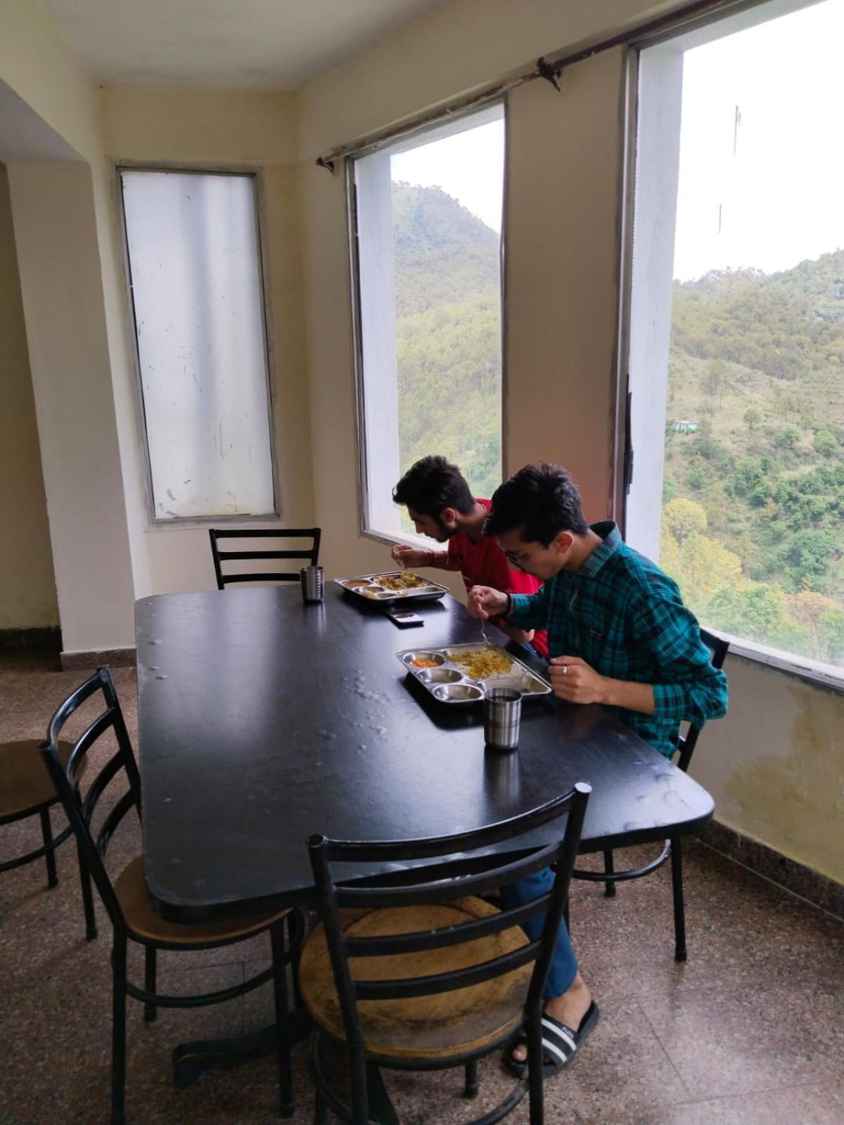 Abuzz Oxfordcaps Chanakya Hostel โซลัน ภายนอก รูปภาพ
